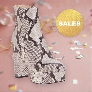 Vince Camuto Leslieon Square Toe Platform Boot